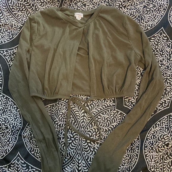 Garage cropped long sleeve with a tie chest slit - Picture 1 of 1